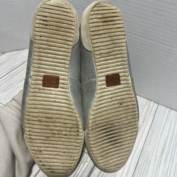 Frye Melanie Slip On Flat Sneaker Loafer Sz 7.5 Women Silver Metallic - Picture 5 of 7